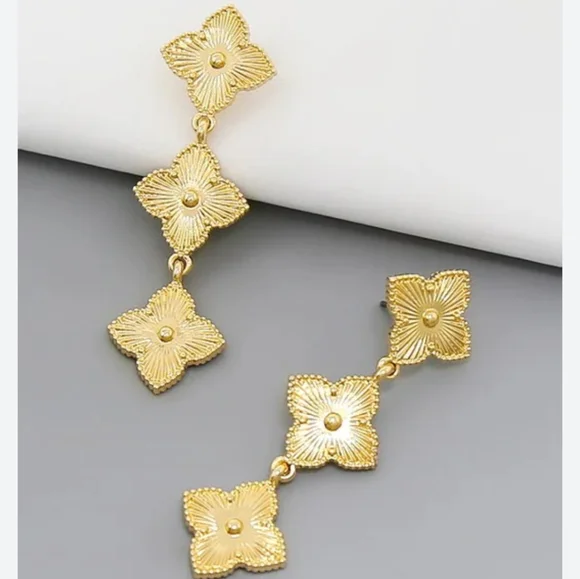 Gold triple Intricate clover dangle earrings - Picture 2 of 3